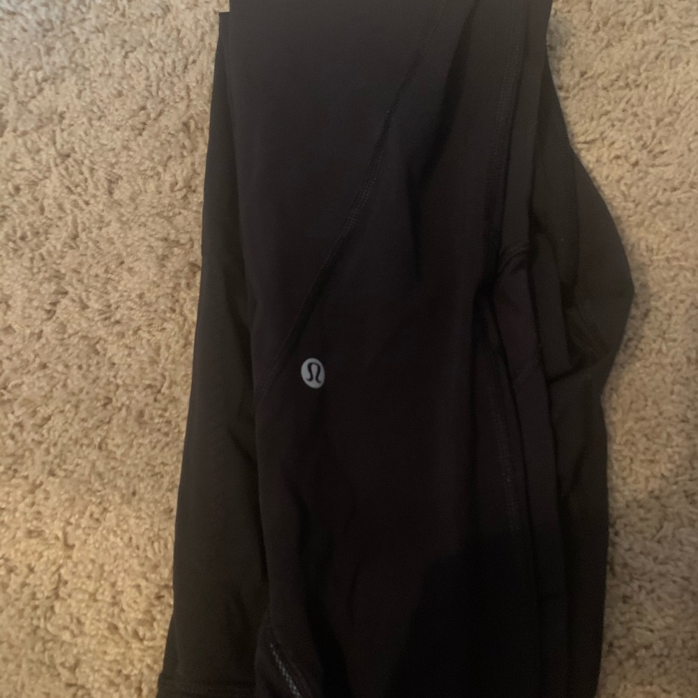 black lululemon leggings with pockets and mesh